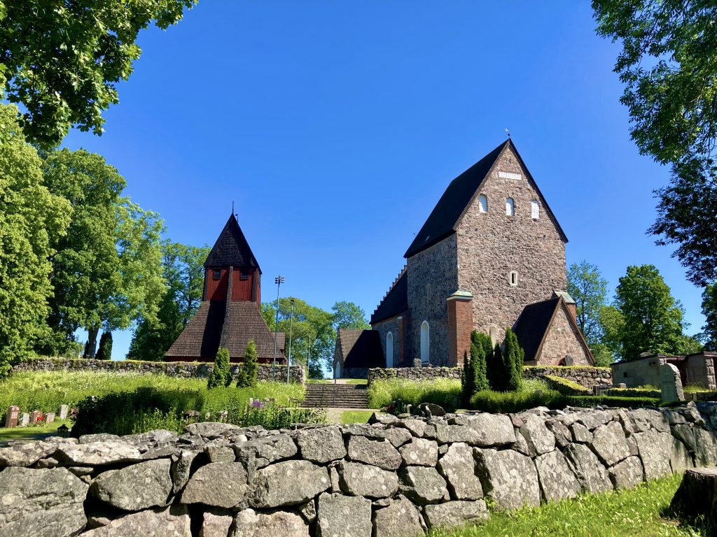 Vid Kungshögarna finns Uppsalas äldsta kyrka läs mer på utflyktsguiden.