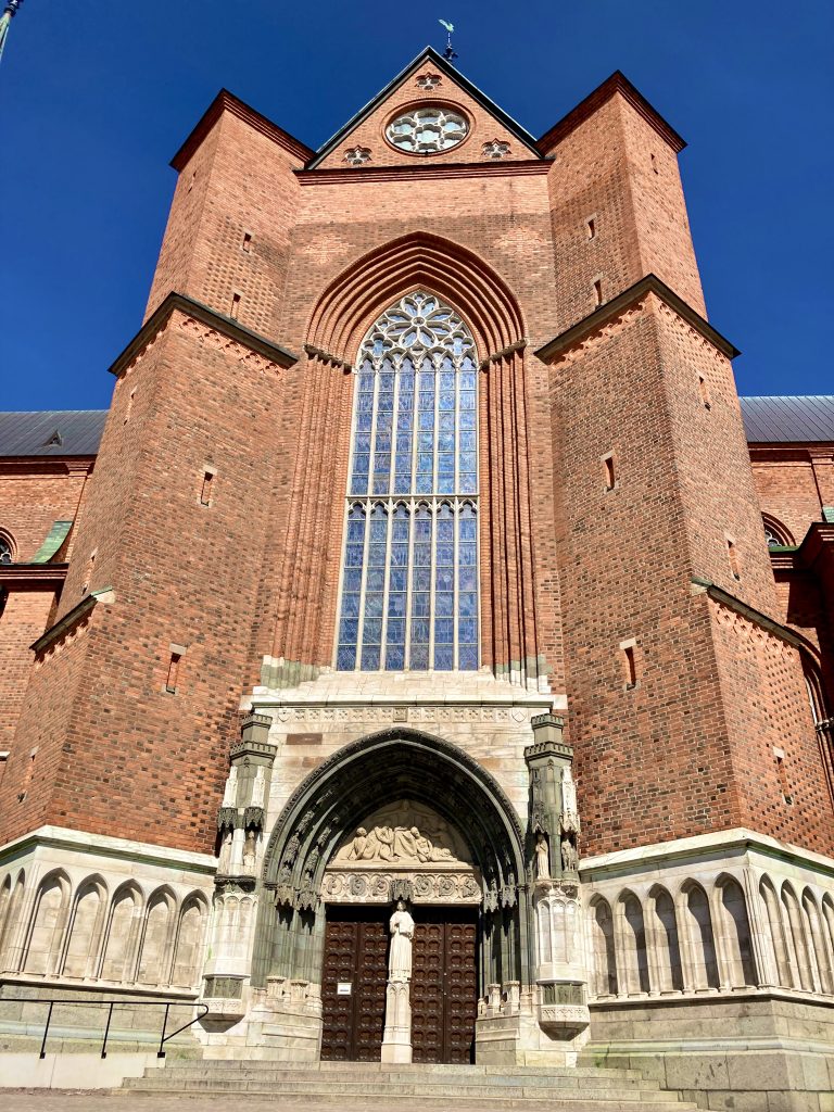 Uppsala Domkyrka är ett vackert utflyktsmål med en skattkammare och mycket att se.